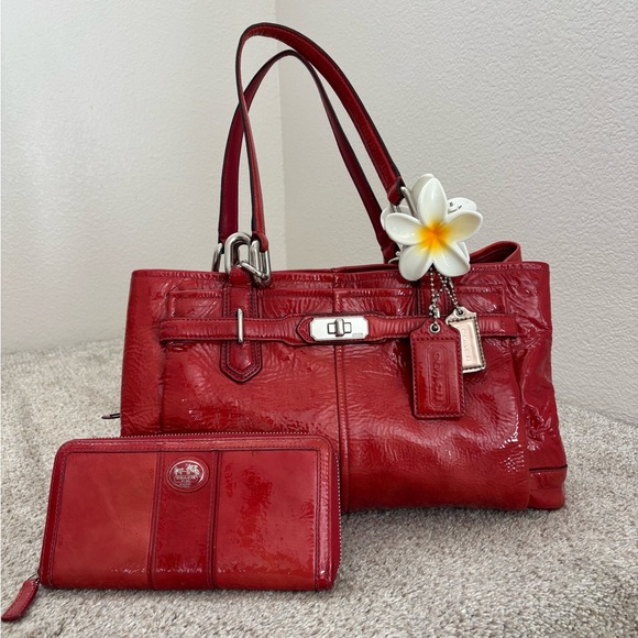Vintage Y2K Coach Chelsea Shoulder Bag Patent Red Leather Liquid & Wallet - Picture 1 of 14